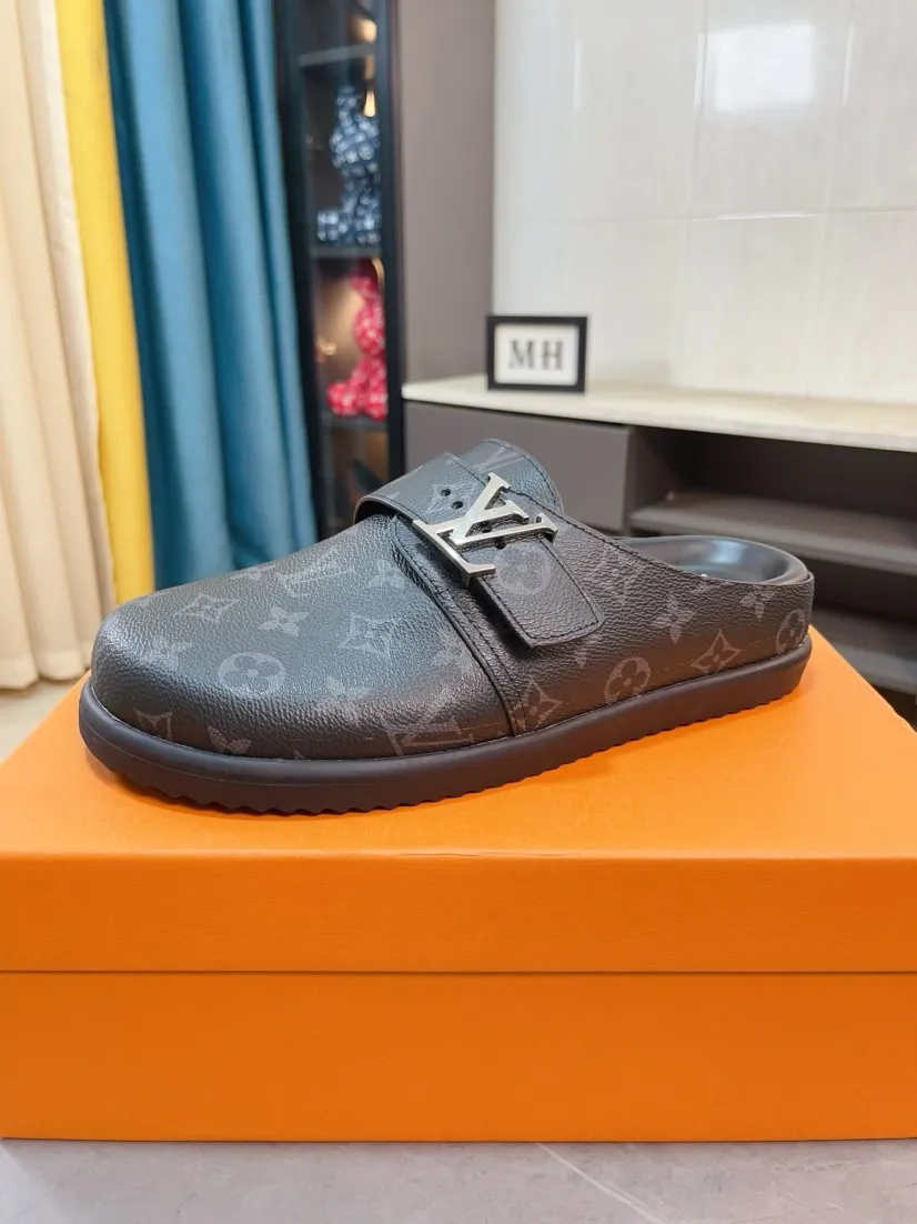Men's Men's Shoes 💰400🌸🌸🌸🌸LV Easy 2025 new men's casual sandals and slippers, made of suede cow leather, with Monogram pattern to highlight the trendy style. Adjustable straps illuminated with LV letters, while a resilient insole and micro outsole provide lightweight comfort. Made of suede cow leather with embossed Monogram pattern and brand element metal hardware✅Adjustable straps➕Tough insole‼ ️Micro outsole. Comfortable and easy to wear‼ ️ size：38-45